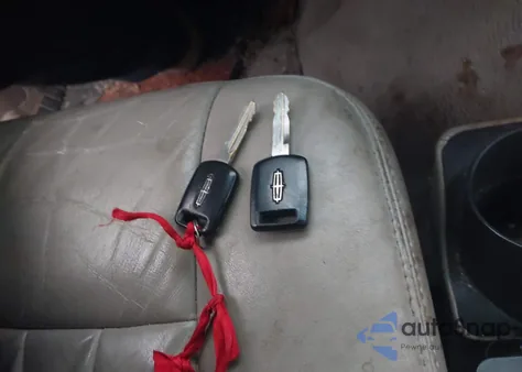 2003 Lincoln Town Car Executive z USA, uszkodzony, nr VIN 1LNHM81W83Y700570